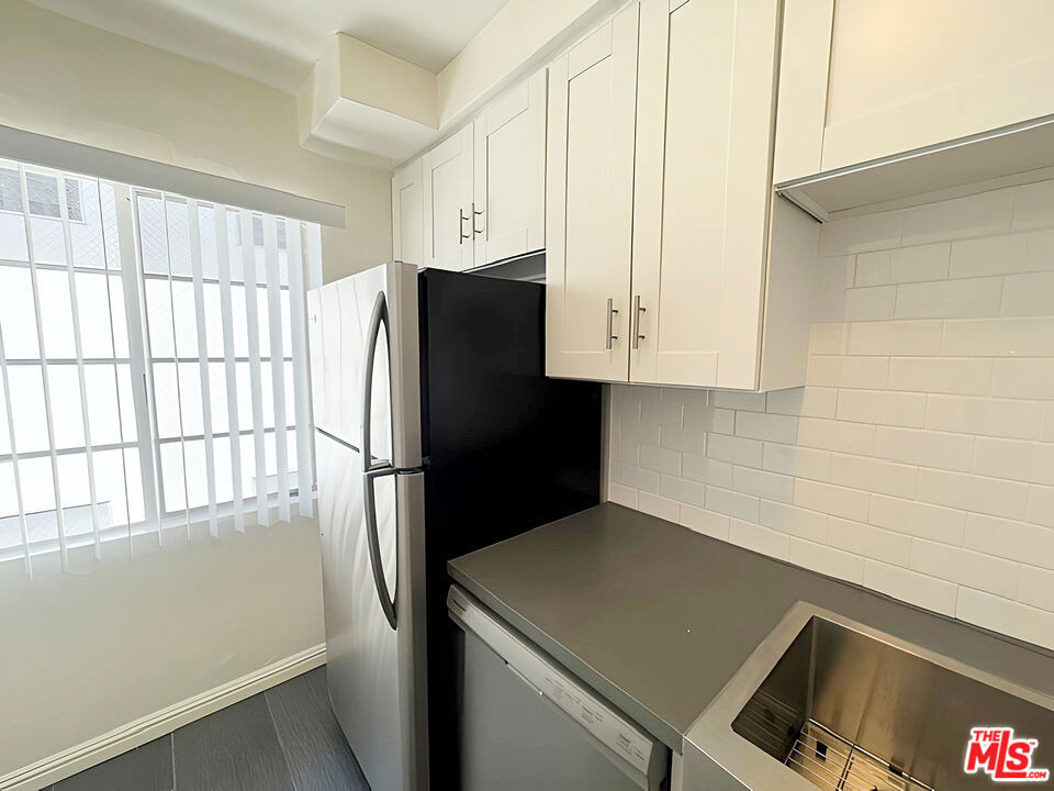 1026 N Genesee Avenue - Photo 9