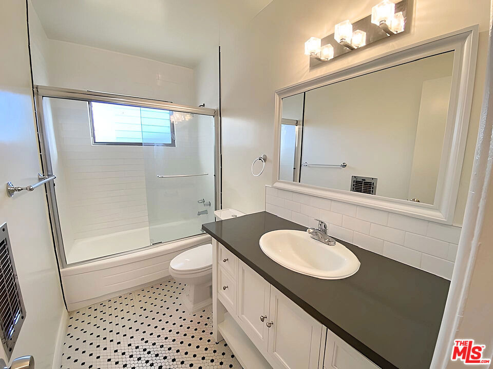 1026 N Genesee Avenue - Photo 18