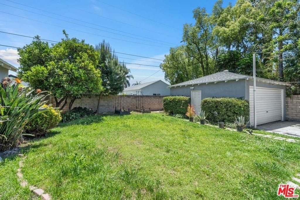 14348 Collins Street - Photo 29