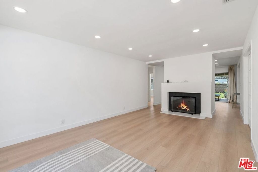 14348 Collins Street - Photo 7