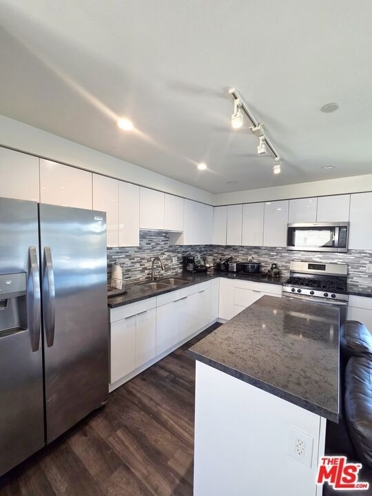 2651 S Hobart Blvd - Photo 0