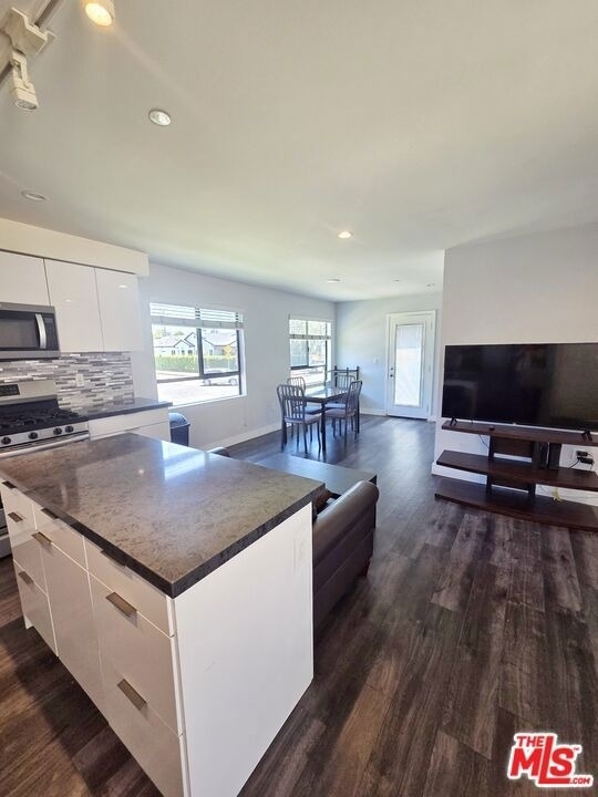 2651 S Hobart Blvd - Photo 1