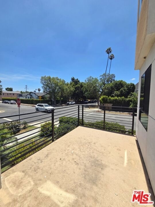 2651 S Hobart Blvd - Photo 4