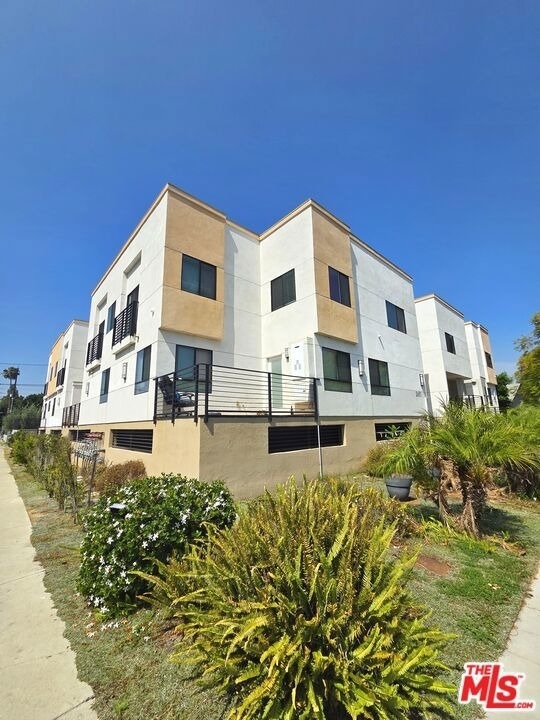 2651 S Hobart Blvd - Photo 11