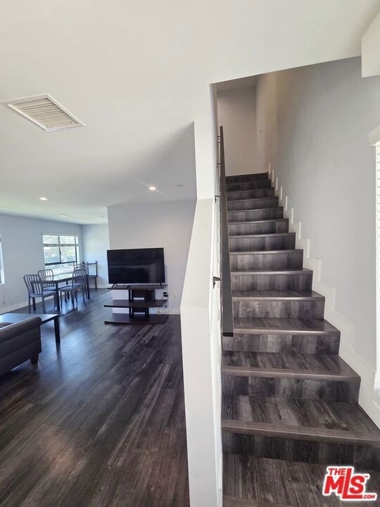 2651 S Hobart Blvd - Photo 2