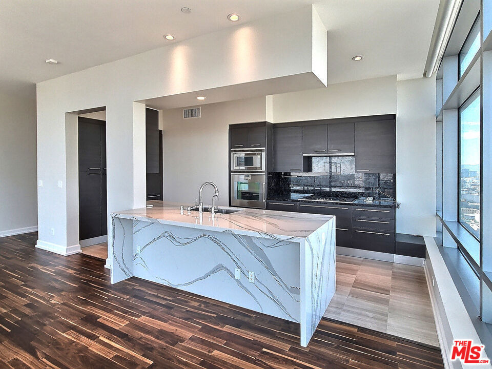 900 W Olympic Boulevard - Photo 8