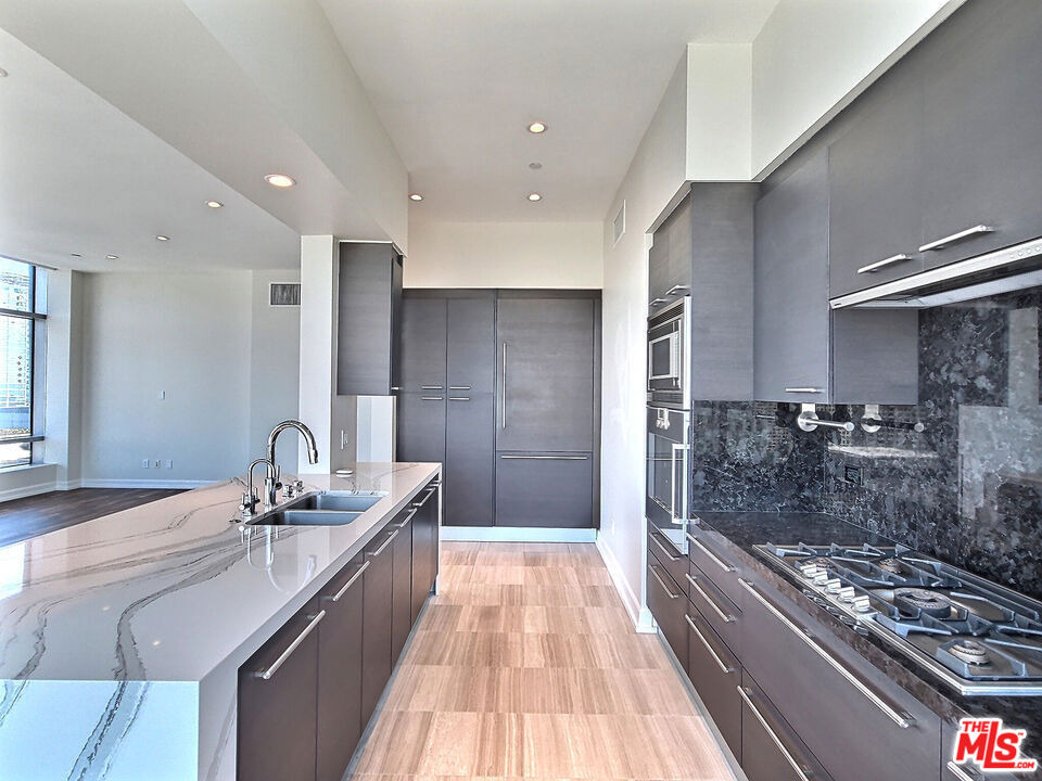 900 W Olympic Boulevard - Photo 9