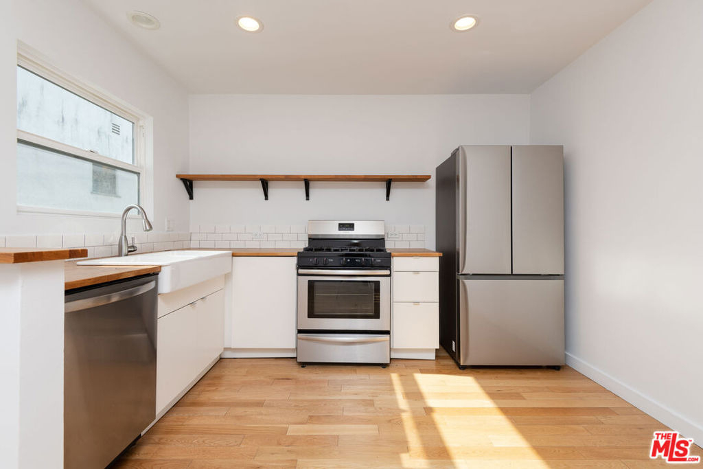 1341 S Burnside Avenue - Photo 2