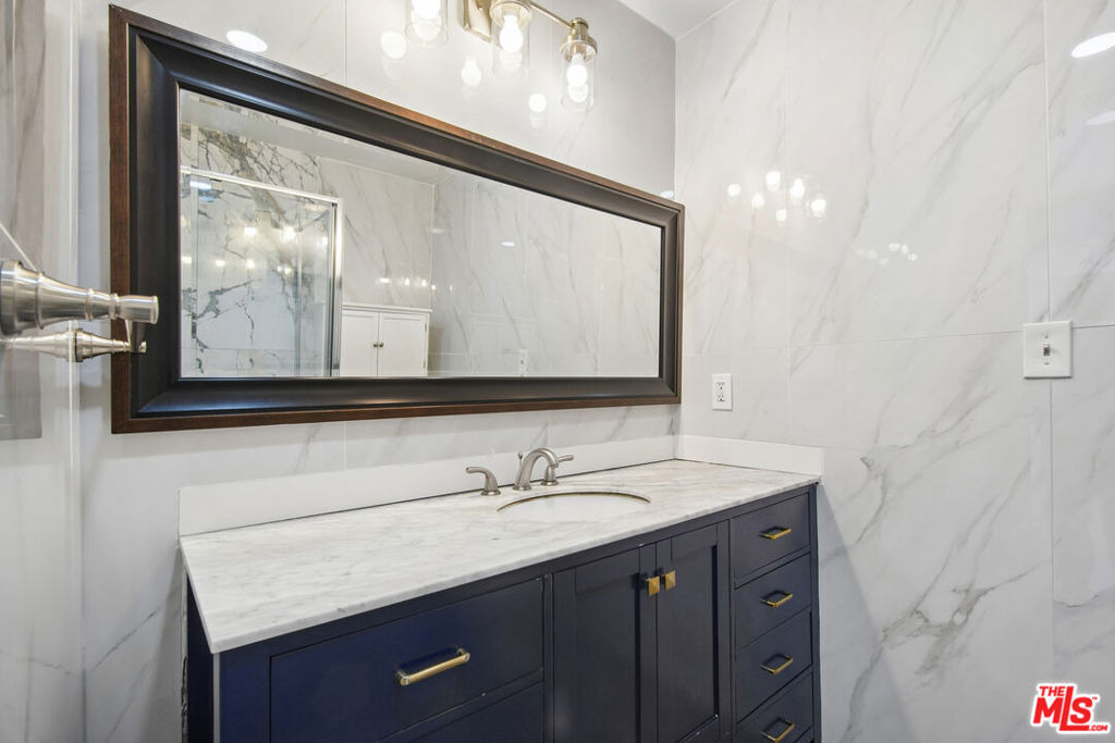 807 N Alfred Street - Photo 15
