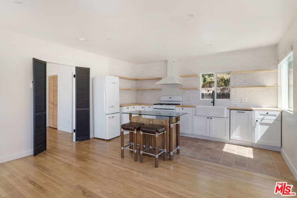 1310 1/2 Lucile Avenue - Photo 2