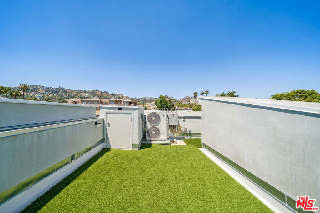 1223 N Hayworth Avenue - Photo 10