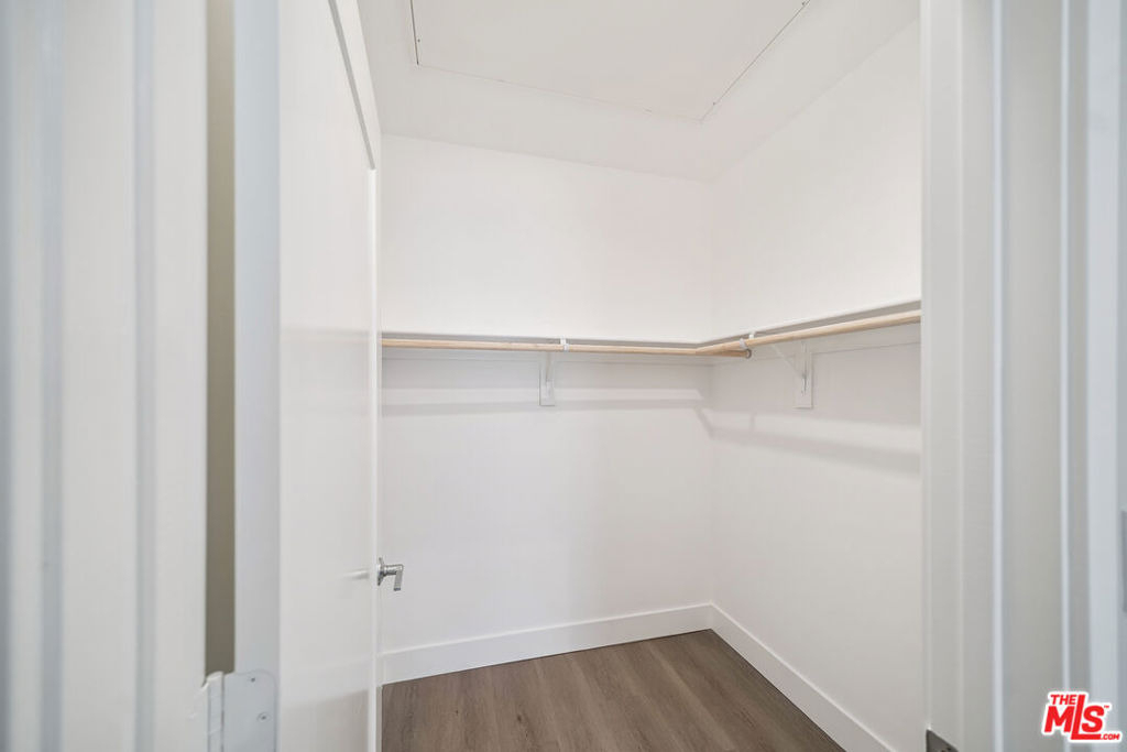 1223 N Hayworth Avenue - Photo 17