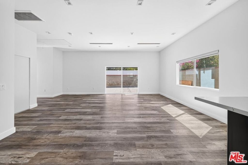 6635 Riverton Avenue - Photo 10