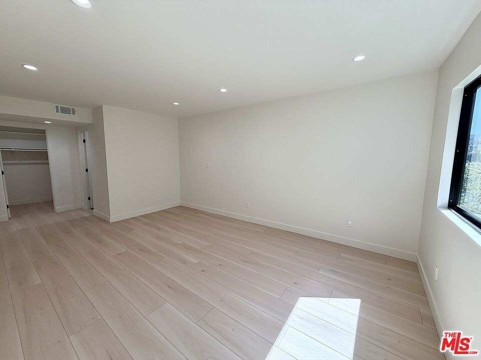 5237 Newcastle Avenue - Photo 35
