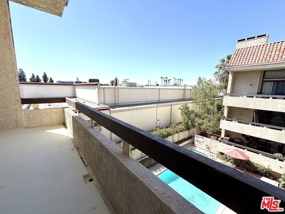 5237 Newcastle Avenue - Photo 11