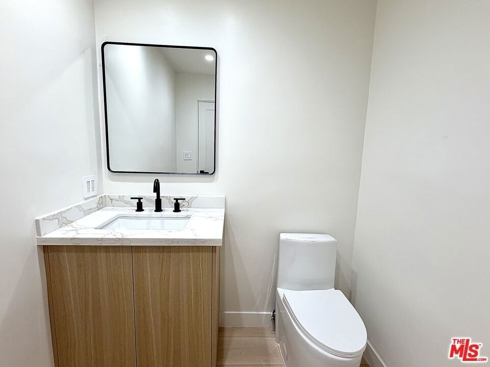 5237 Newcastle Avenue - Photo 5