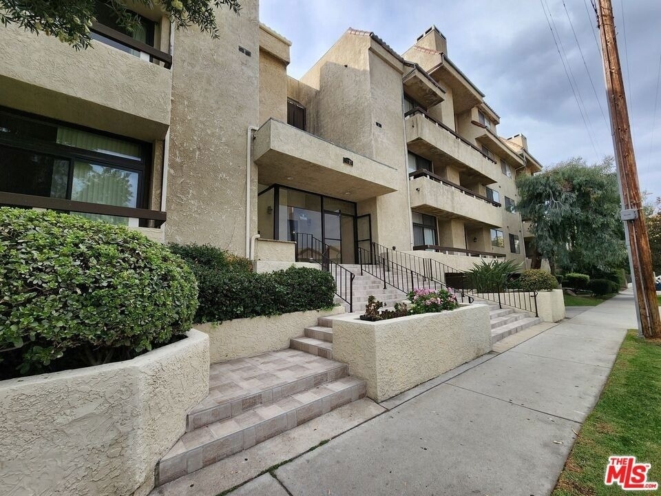 5237 Newcastle Avenue - Photo 1