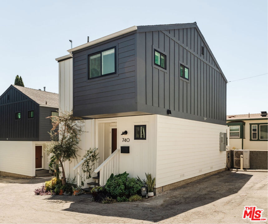 740 N Dillon Street - Photo 0