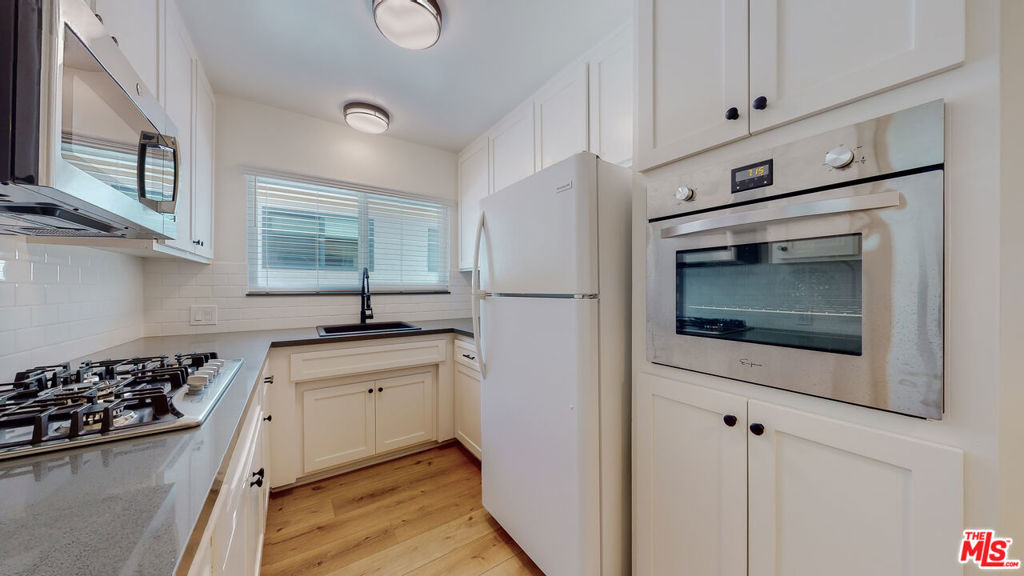 1833 Manning Avenue - Photo 1