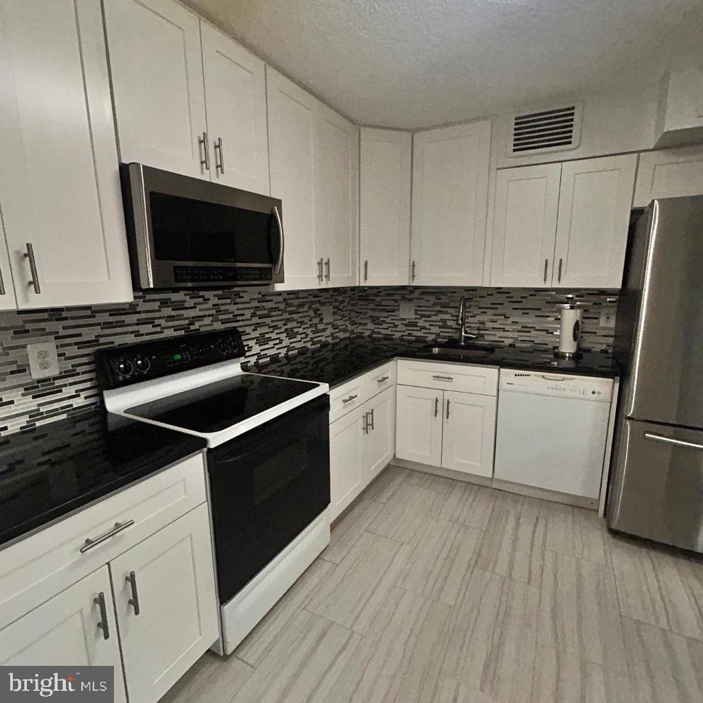 1800 Old Meadow Road - Photo 14