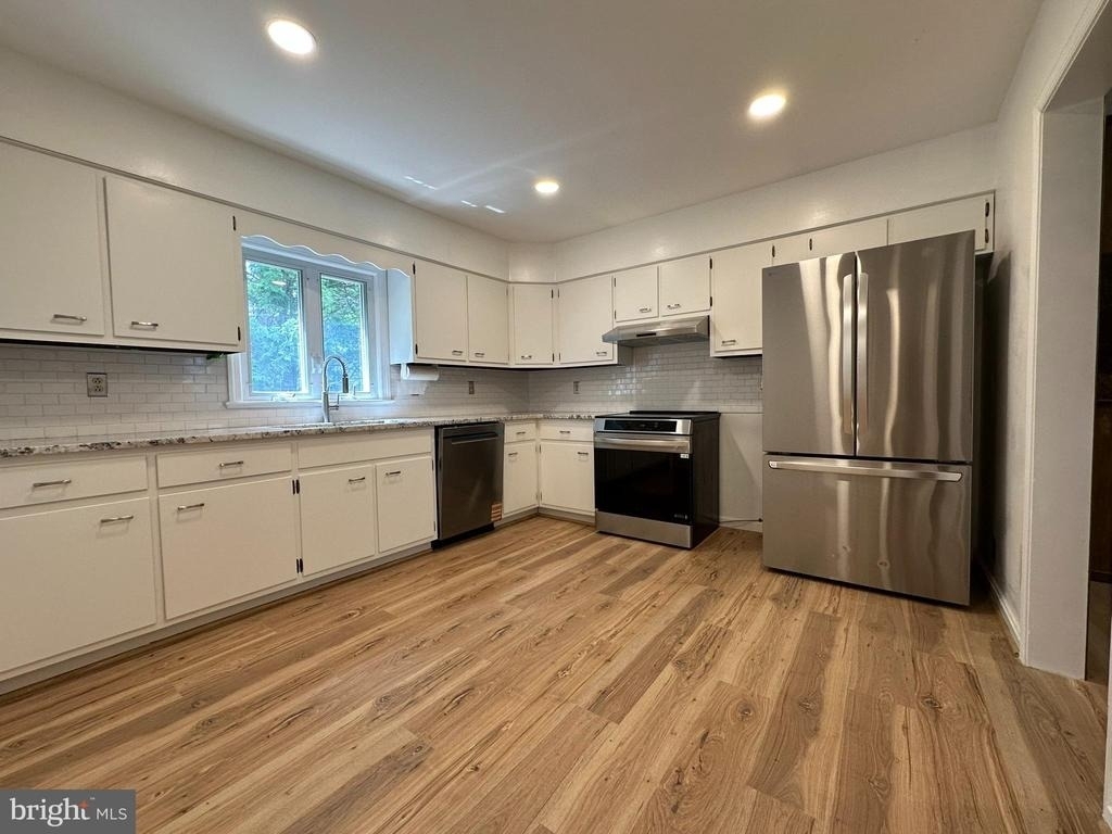 3000 James Street - Photo 9
