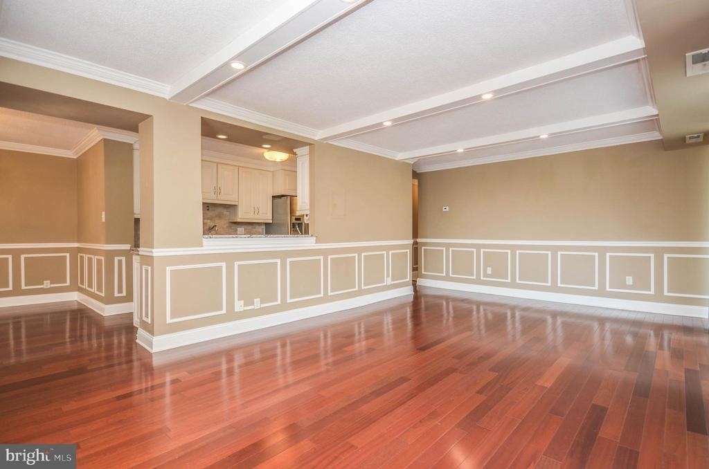1401 N Rhodes Street - Photo 2