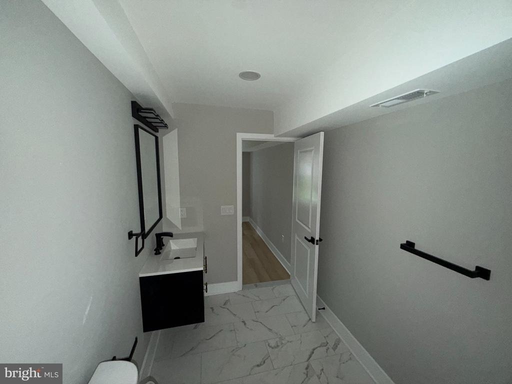 1201 Lindley Avenue - Photo 5