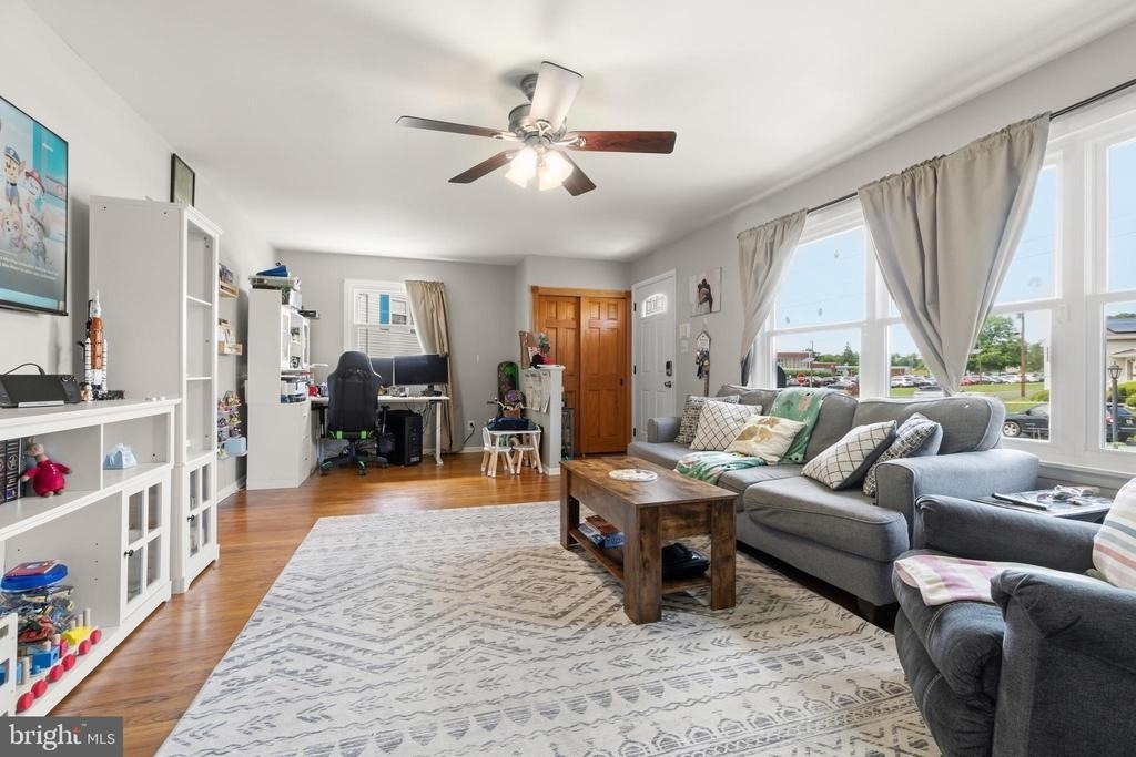 102 Washington - Photo 2