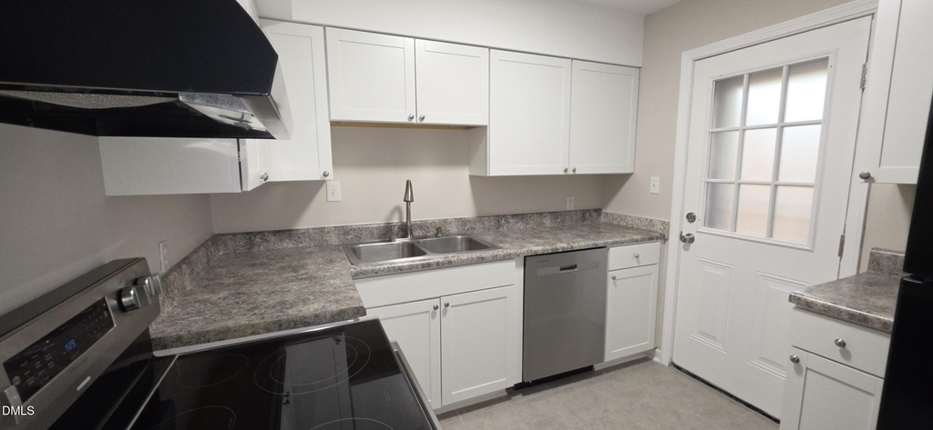 220 Elizabeth Street - Photo 1