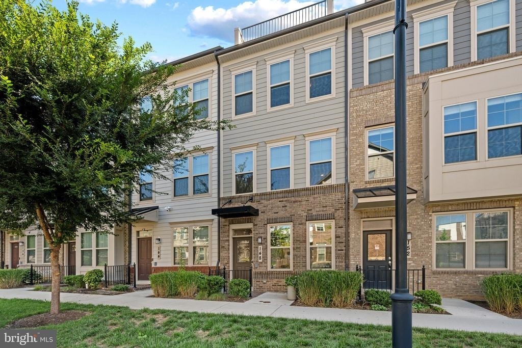 148 Stowe Drive - Photo 2