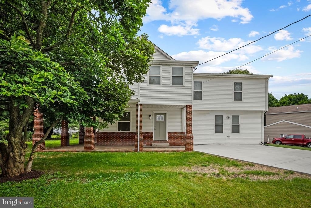 1520 Dorchester Avenue - Photo 2