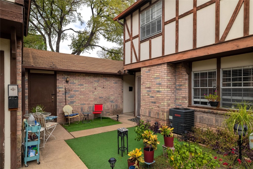 7406 Shadow Hill Dr - Photo 1