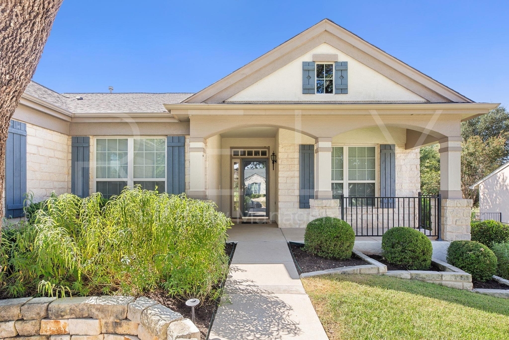 808 Armstrong Dr - Photo 2