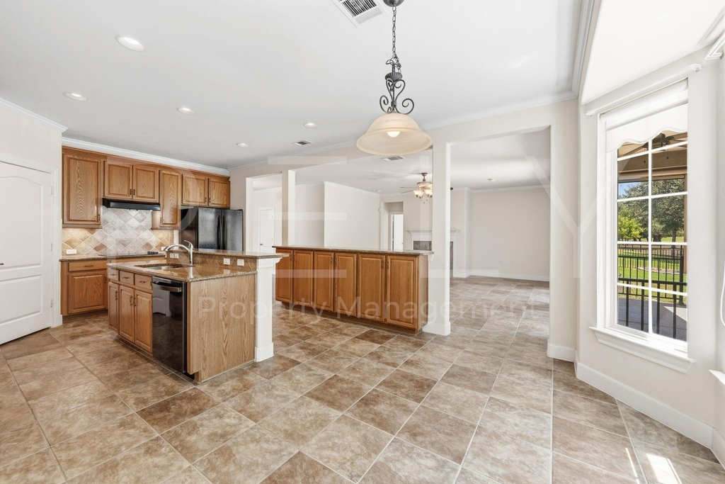 808 Armstrong Dr - Photo 10