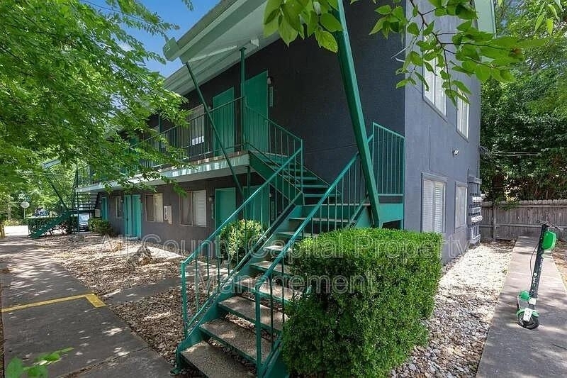 502 W 35th St - Photo 0