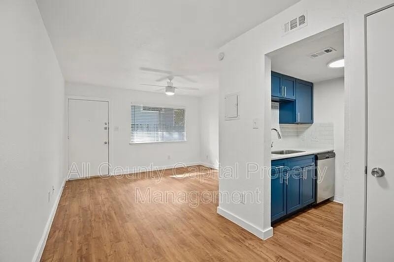 502 W 35th St - Photo 3