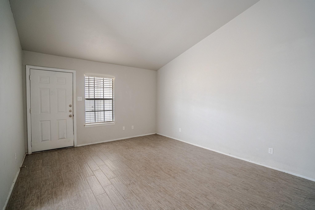 11906 Sunhillow Bnd - Photo 1