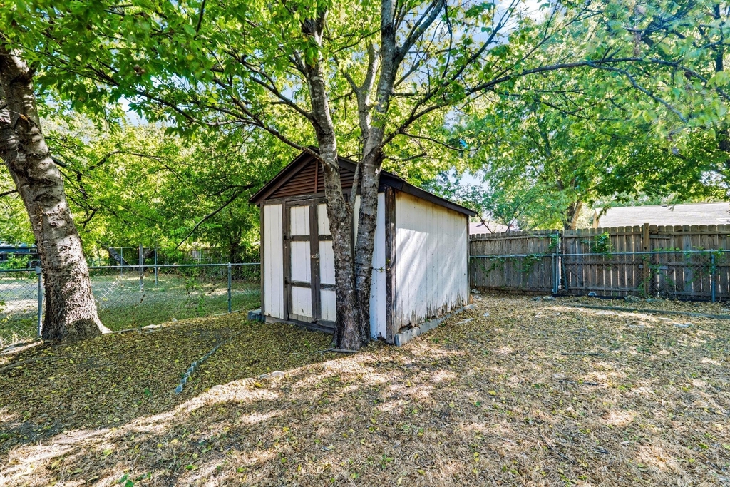 301 Carothers St - Photo 18