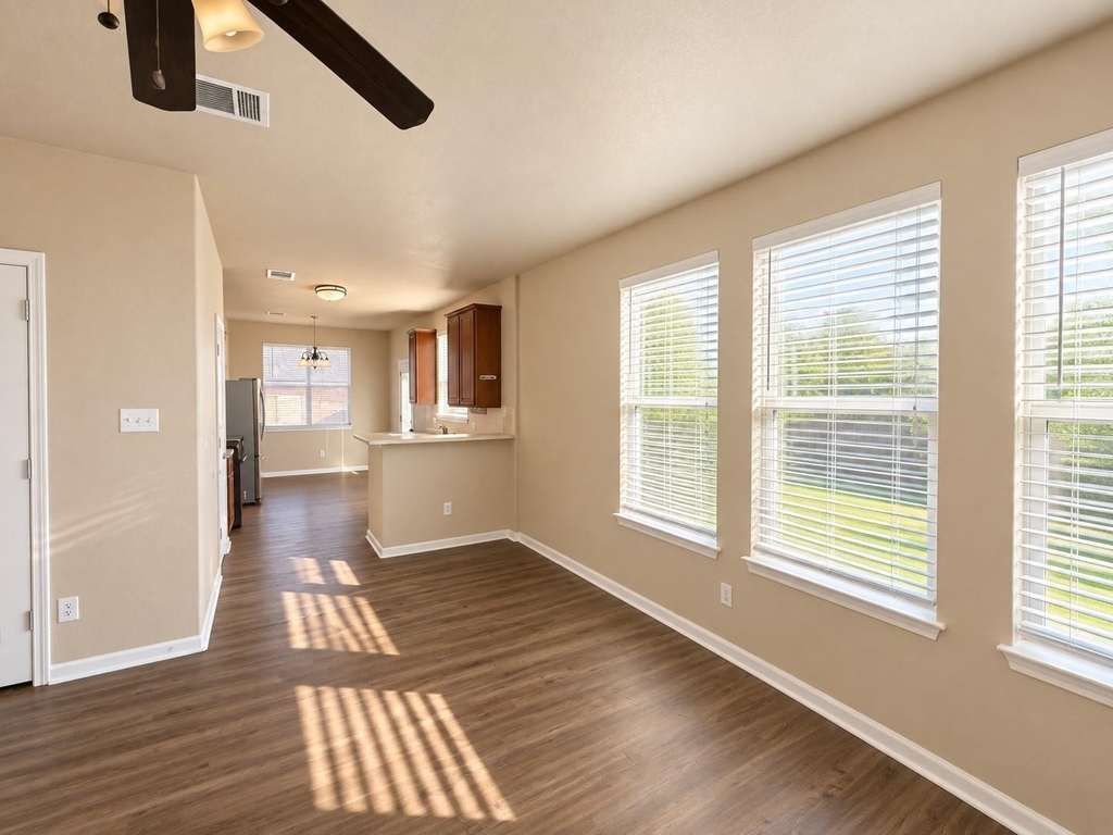 243 Devonshire Dr - Photo 2