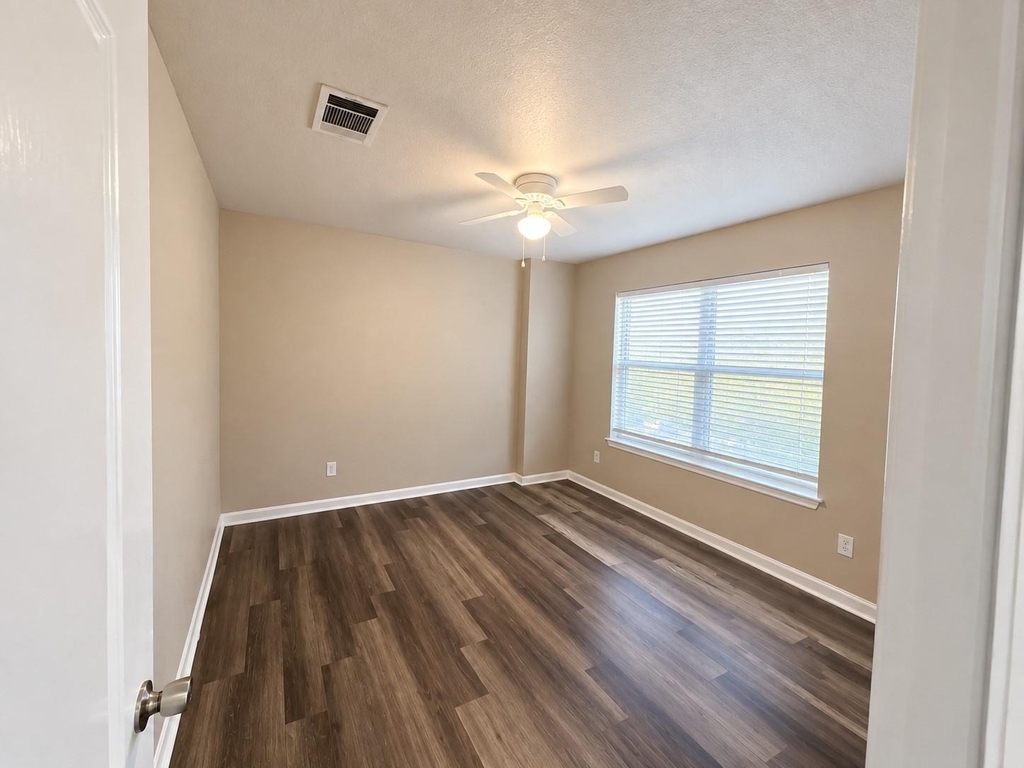 243 Devonshire Dr - Photo 12