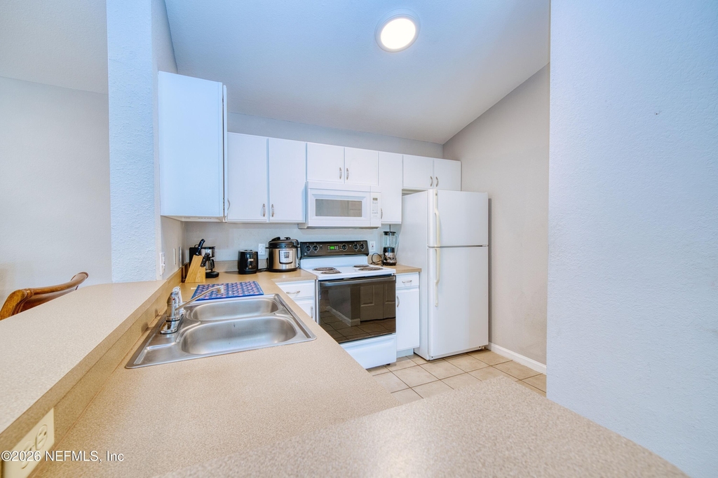 940 Village Trail - Photo 7
