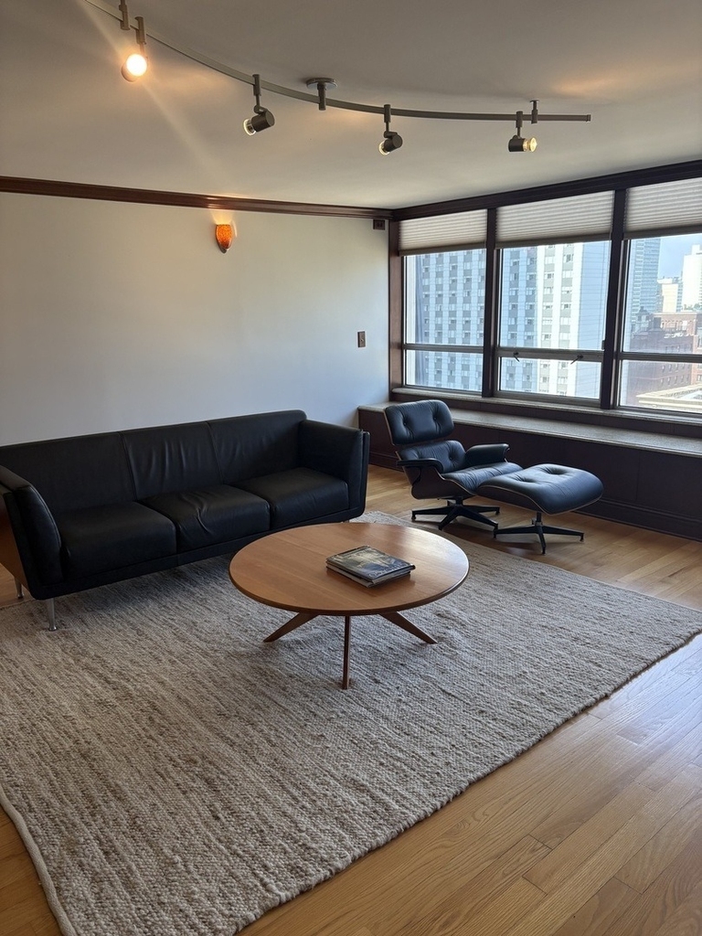 201 E Chestnut Street - Photo 5