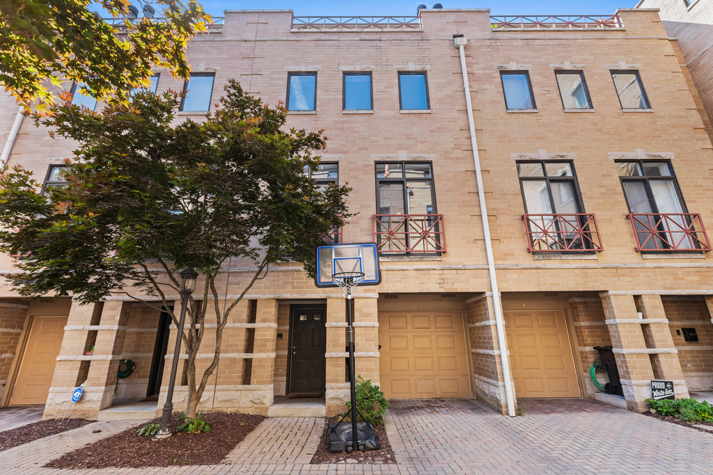 1350 W Byron Street - Photo 0