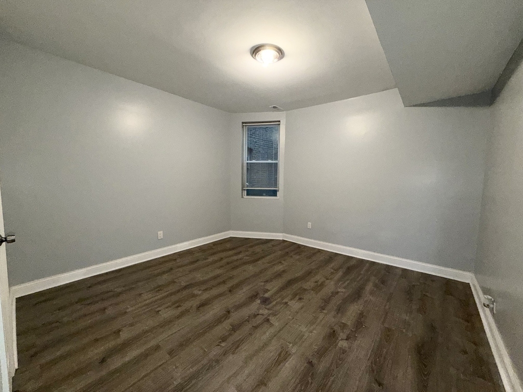 7724 S Essex Avenue - Photo 3