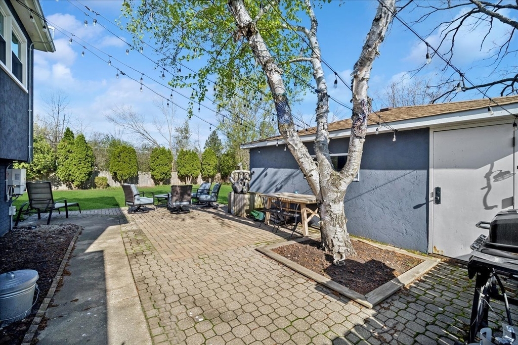 1230 Greenwood Court - Photo 2
