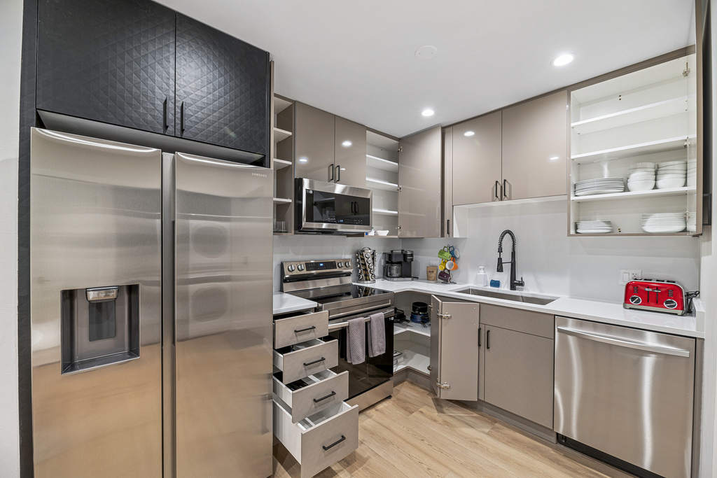 7109 N Western Avenue - Photo 9