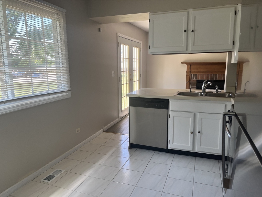 1208 Duke Court - Photo 4