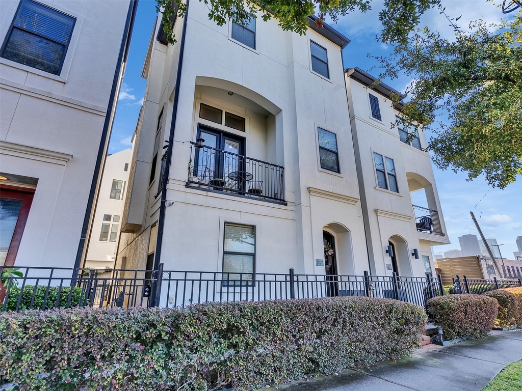 1877 Dart Street - Photo 2