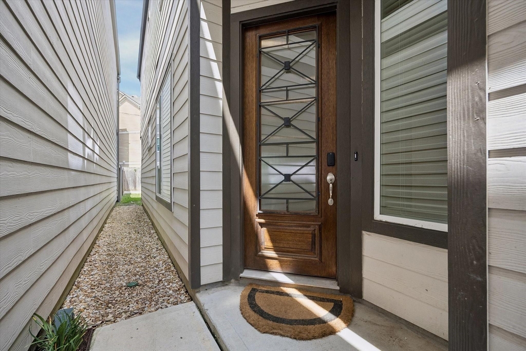1135 Aurora Street - Photo 2