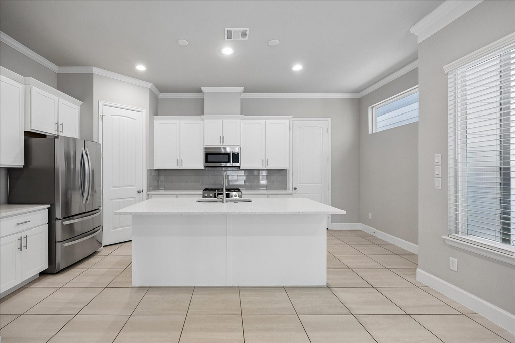 1135 Aurora Street - Photo 5